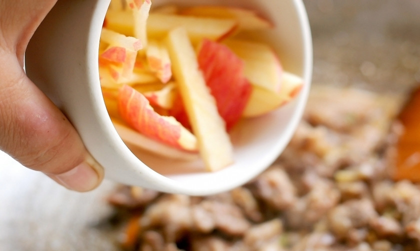 1. Этап. Чапче: Нарежьте яблоки соломкой. Можете не очищать кожуры. Добавьте их к мясу.