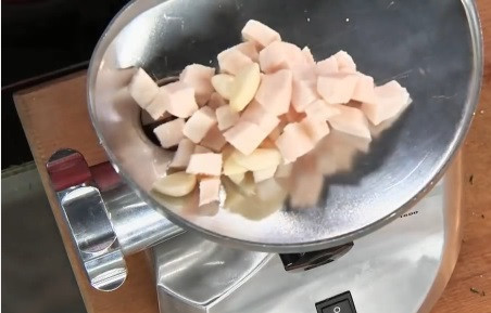 1. Этап. Сало с зеленью и чесноком: Измельчаем сало вместе с чесноком. Для этого можно использовать блендер или мясорубку.