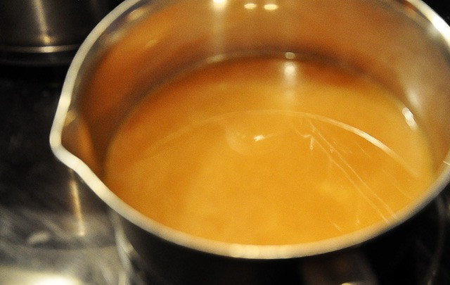 1. Этап. Курица под сладким соусом: 8. Из оставшихся апельсинов выжмите сок. В сотейнике растопите сливочное масло. Добавьте щепотку соли, сок и белое вино. Проварите пару минут — и полейте соусом птицу.