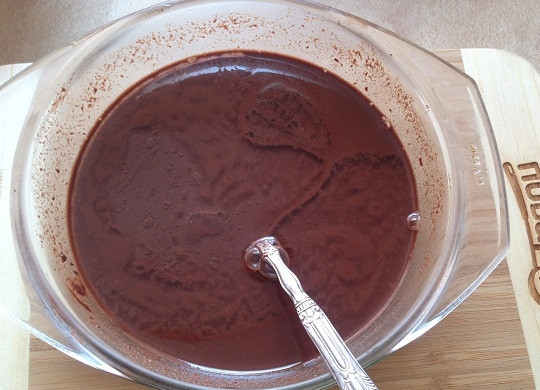 1. Этап. Очень шоколадные маффины с клюквой: 3. В остывший шоколадный раствор вливаем растительное масло и перемешаем.