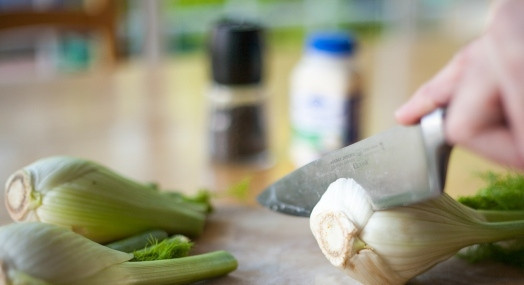 1. Этап. Пюре из фенхеля: Подготовьте фенхель. Почистите и поломайте на кусочки.