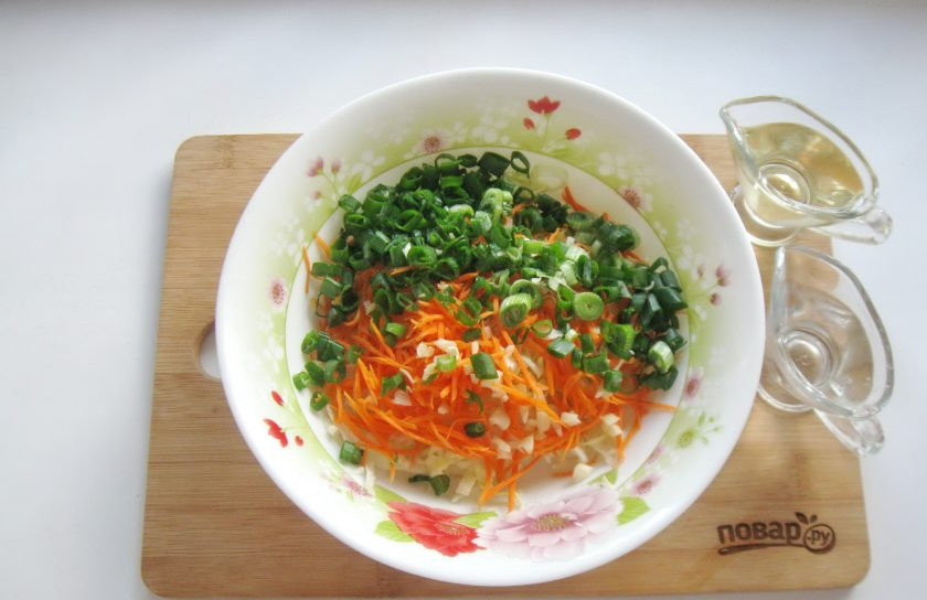 1. Этап. Капуста с чесноком и морковью: Заправьте салат растительным маслом и уксусом.