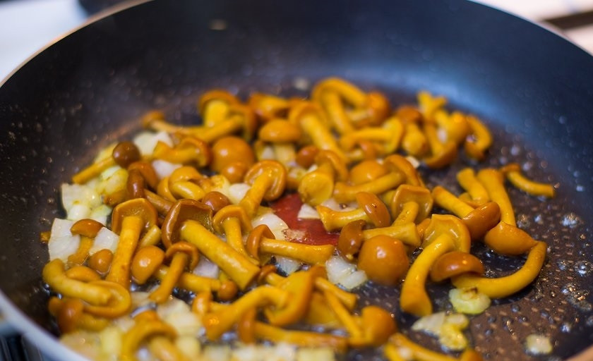 1. Этап. Грибы лисички: 4. Вареные грибы откиньте на дуршлаг, затем добавьте в сковороду.