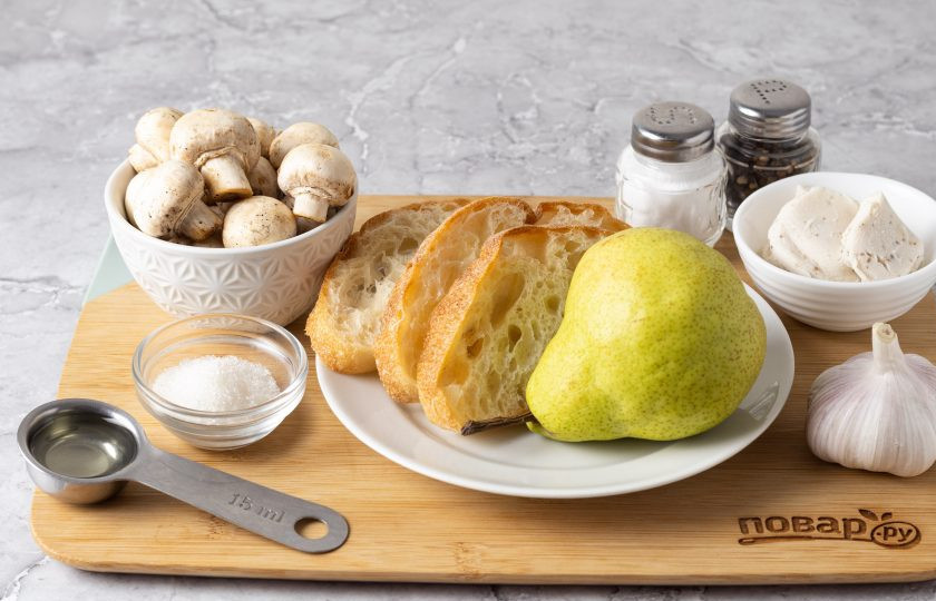 1. Этап. Брускетта с грибами и грушей: Подготовьте все ингредиенты.