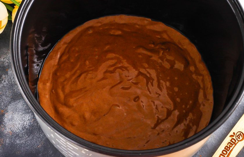 1. Этап. Шоколадный пирог с карамелью: Смажьте форму для запекания маслом и выложите в нее приготовленное шоколадное тесто. Можно использовать как мультиварку с режимом 