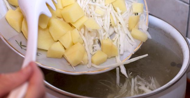 1. Этап. Красный борщ: Доводим мясной бульон до кипения, опускаем туда мясо (без костей), картофель и капусту. Варим 20 минут, до готовности картофеля.