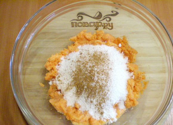 1. Этап. Морковная запеканка на скорую руку: 4. Добавляем муку, корицу, сахар, перемешиваем.