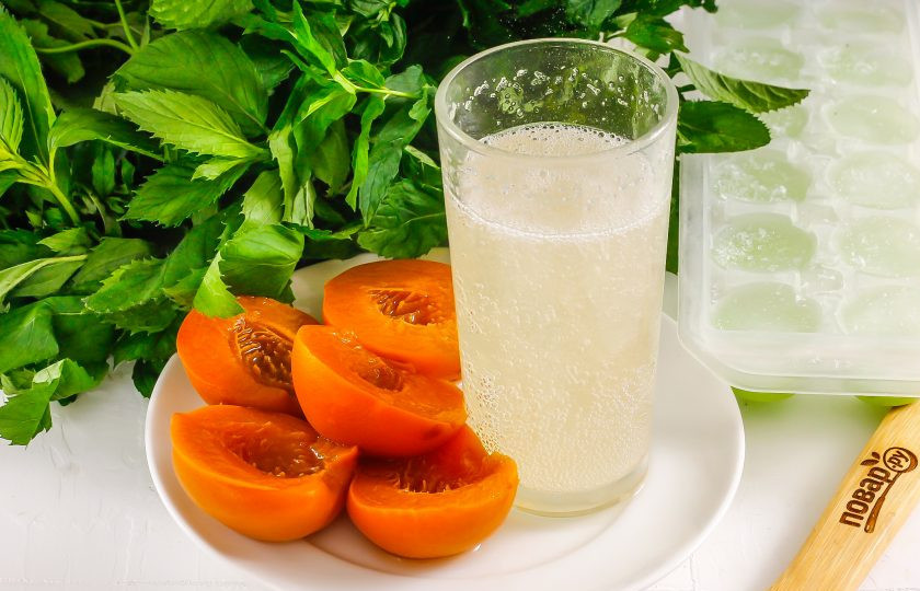 1. Этап. Коктейль Беллини: Подготовьте указанные ингредиенты. Можно использовать не консервированные персики, а свежие. Шампанское охладите в холодильнике.