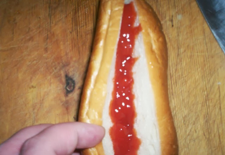 1. Этап. Хот-дог с капустой: 3. Теперь достаем булочку, делаем в ней продольный разрез и смазываем его кетчупом.