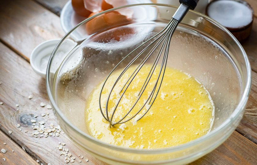 1. Этап. Овсяный хлеб на кефире без дрожжей: Венчиком активно перемешайте эти ингредиенты до получения однородной смеси.