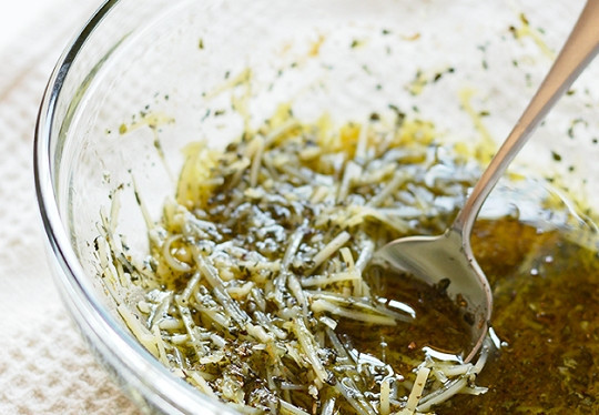 1. Этап. Кукуруза на гриле с маслом и сыром: 1. Кукурузу очистите и обсушите. В глубокой мисочке соедините масло, соль, перец, тертый сыр. Добавьте молотый чеснок, сушеный базилик или другие специи по вкусу.