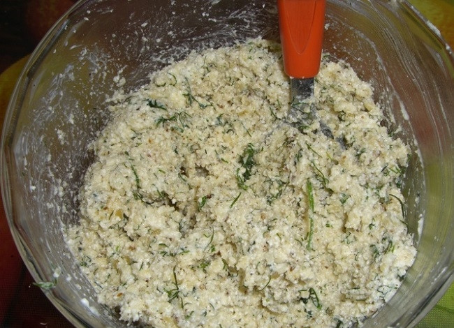 1. Этап. Баклажан с творожным сыром: 3. Орехи и чеснок измельчите в блендере и смешайте с творожным сыром, чтобы получилась однородная масса.