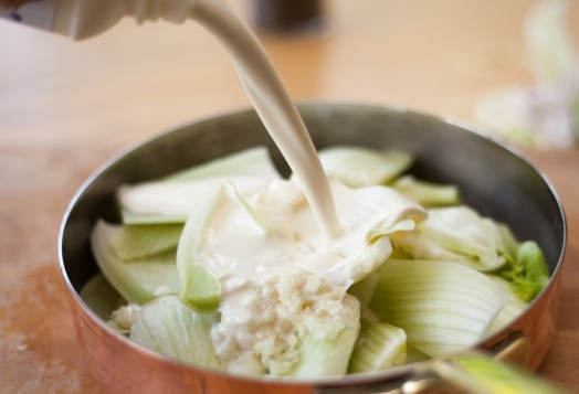 1. Этап. Пюре из фенхеля: Положите в сковороду, залейте сливками. Выдавите туда же чеснок.