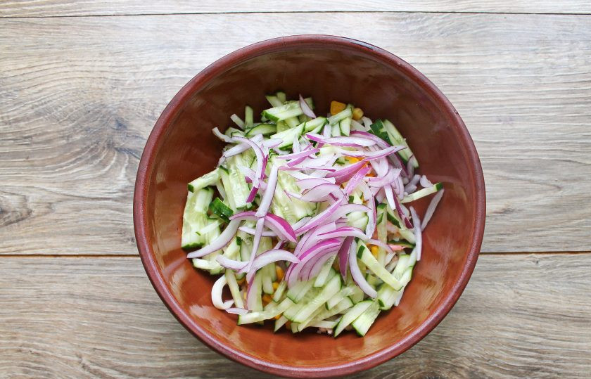 1. Этап. Салат с кальмарами, креветками и кукурузой: Красный лук порежьте тонкими перышками и выложите в миску, перемешайте. Выложите салат в миску, украсьте вареными яйцами, добавьте майонез, посолите и подавайте к столу.