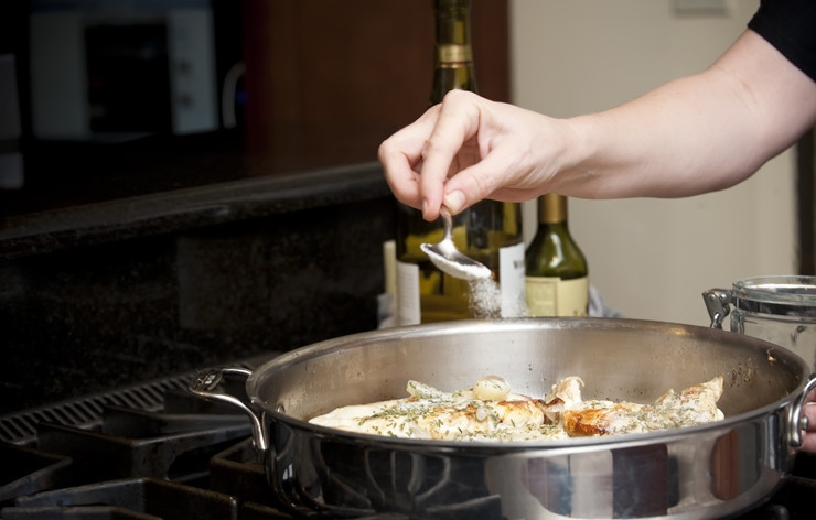 1. Этап. Курица с клубникой: 6. После того, как перевернете отбитую грудку на другую сторону, обжаренную часть посыпьте тархуном и сахаром. Обжарьте и нижнюю часть до золотисто-коричневого цвета.