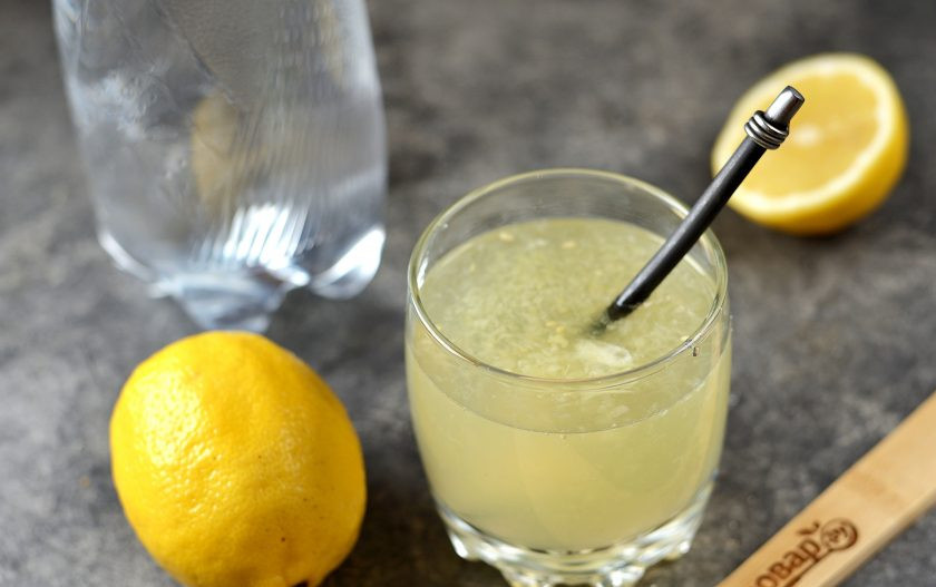 1. Этап. Лимонад из газированной воды и лимона: Переложите лимонный сок с мякотью в стакан со сладкой водой, размешайте.