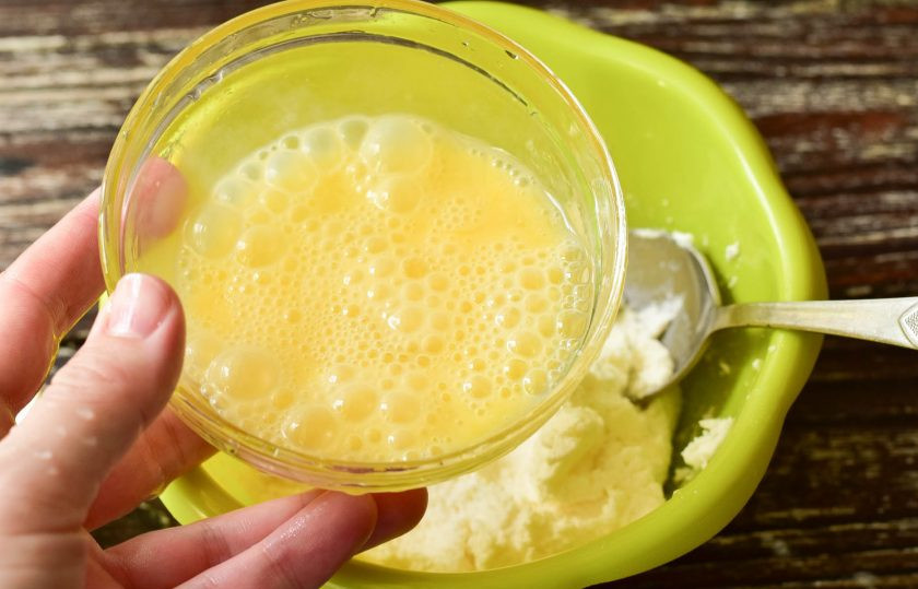 1. Этап. Ватрушки с творожной массой: К творогу добавьте яйцо, которое взболтайте в отдельной миске.