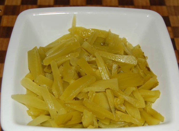 1. Этап. Мясо по-татарски: 3. Соленые огурцы лучше очистить от кожуры, чтобы они были мягче. Порезать тонкими полосочками.