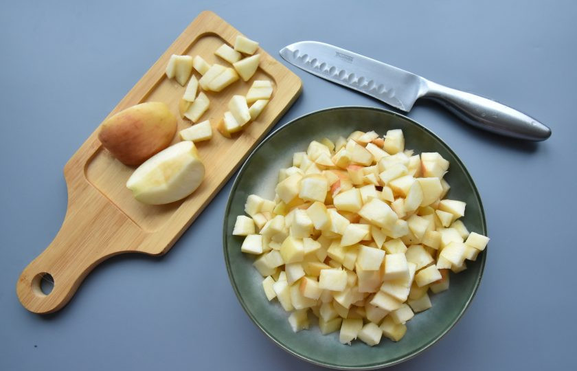 1. Этап. Штрудель с яблоками и брусникой: Яблоки помойте, просушите, разрежьте на четвертинки и удалите сердцевину с семенами. Нарежьте кубиками, размером 1х1 см. От кожуры яблоки очищать необязательно. Таким образом яблочная начинка в штруделе останется кусочками и не разварится в кашу.