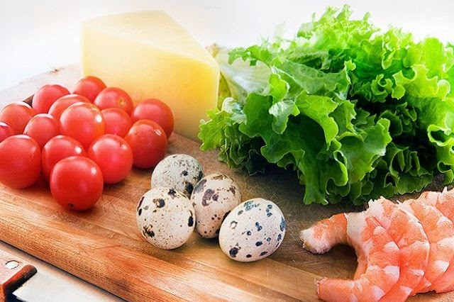 1. Этап. Салат с креветками и яйцом: Подготовьте ингредиенты. Салат промойте, яйца отварите.