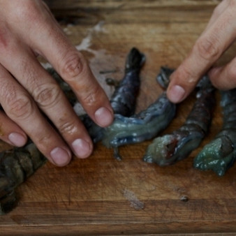 1. Этап. Креветки со спаржей: Чистим креветки, удаляем ниточку кишечника.