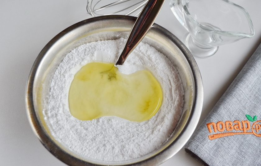 1. Этап. Печенье Елочные игрушки: Просейте пару раз сахарную пудру, добавьте к ней крахмал и перемешайте. Сделайте по центру углубление, влейте охлажденный белок.