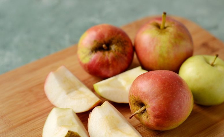 1. Этап. Сушеные яблоки в мультиварке: Яблоки помойте, обсушите. Разрежьте на 4 части, удалите сердцевину.