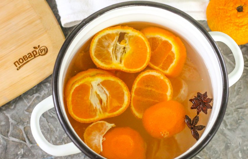 1. Этап. Зимний мандариновый напиток: Влейте воду в емкость и поместите ее на плиту, включая максимальный нагрев.