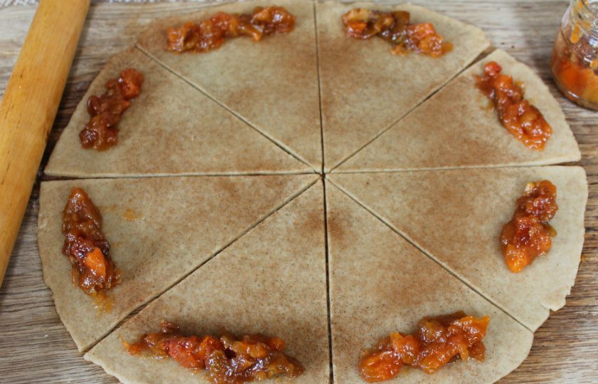 1. Этап. Постные круассаны: На широкую сторону кладем фруктовую начинку и заворачиваем круассаны.