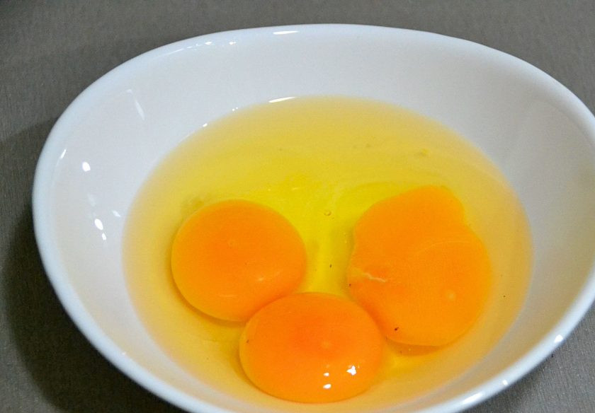 1. Этап. Карбонара без сливок: Для приготовления соуса возьмите два целых яйца, добавьте к ним еще один желток.