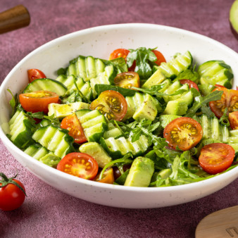 Салат из огурцов, помидоров и авокадо