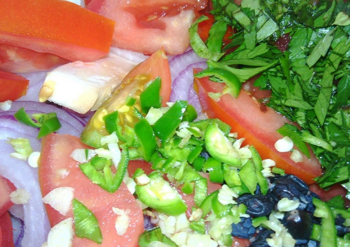 1. Этап. Салат с барбарисом: Добавьте мелко порезанный острый перец.