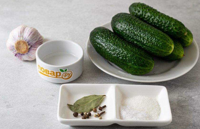 1. Этап. Консервированные огурцы с уксусом: Подготовьте все ингредиенты.