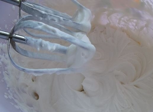 1. Этап. Бисквитный торт с грецкими орехами: Из полученного теста выпекайте корж при температуре 180 градусов, пока он полностью не пропечется. Тем временем приготовьте крем. Для этого взбейте сметану с сахаром до плотной массы.