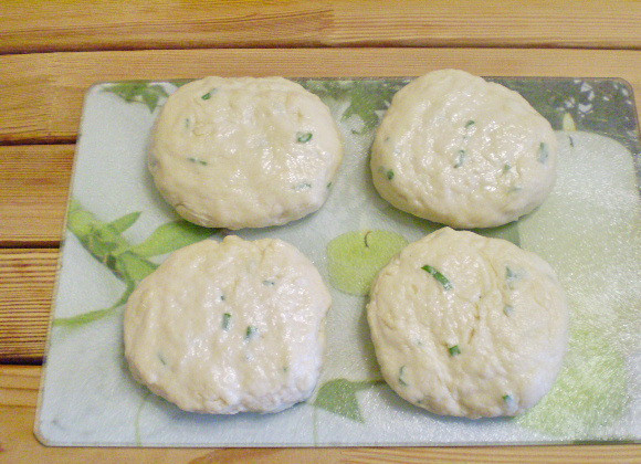 1. Этап. Лепешка с маслом: 5. Теперь налейте на стол масло, масляными руками разделите тесто на 4 лепешки и в масле придайте им форму.