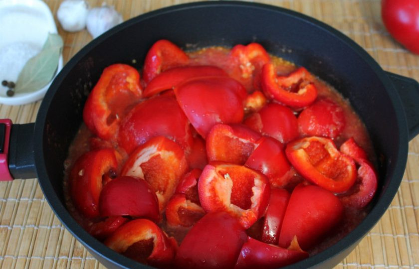 1. Этап. Лечо с чесноком: В кипящий томат добавляем нарезанный крупными дольками перец. Готовим на малом огне под крышкой 10-15 минут.