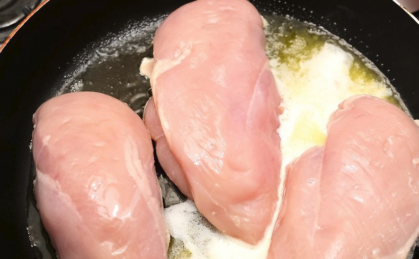 1. Этап. Куриная грудка с грибами: Первым делом на небольшом количестве масла обжарьте курицу до золотистой корочки.