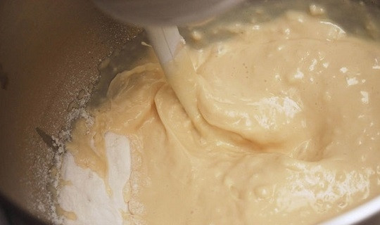 1. Этап. Улитки с корицей: 2. Растопите сливочное масло, соедините со взбитым яйцом и молоко. Влейте все в мисочку с тесто и как следует перемешайте. Очень удобно использовать для этого технику, тогда тесто получается идеальным.