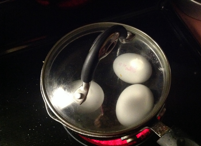 1. Этап. Салат весенний вечер: Сварить яйца в крутую