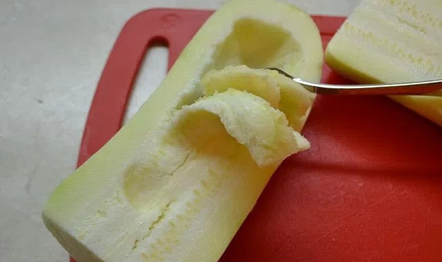 1. Этап. Рагу овощное с фаршем: Тушите рагу до полуготовности картошки, тем временем почистите кабачок и удалите ложкой семечки внутри.