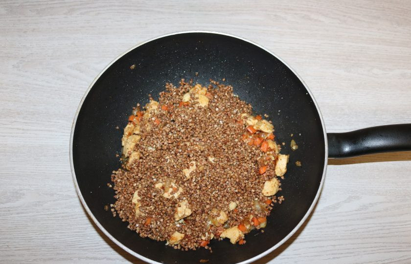 1. Этап. Гречка по-купечески с курицей: Гречку переберите, промойте, добавьте в сотейник.