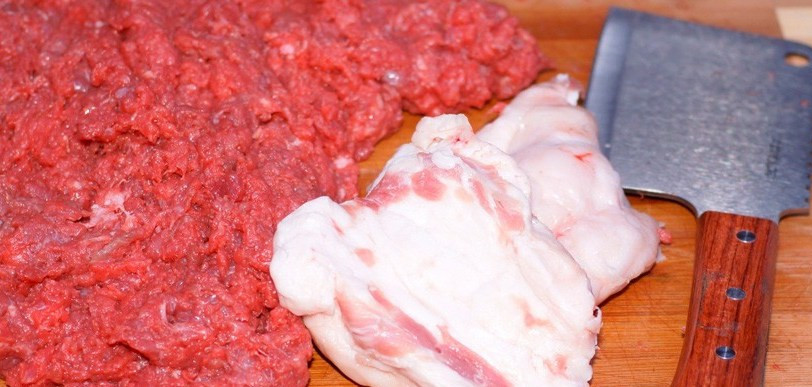 1. Этап. Люля-кебаб в тандыре: Жир тоже порубите как следует.