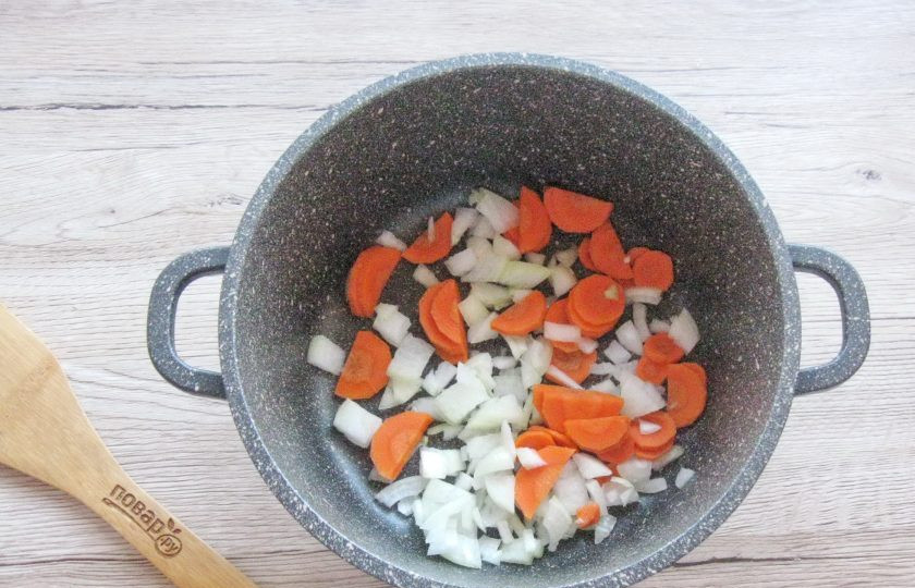 1. Этап. Овощное рагу с тыквой и кабачками: Морковь и лук очистите, ополосните. Нарежьте лук и морковь четвертинкам. Переложите в кастрюлю с толстым дном или сотейник.