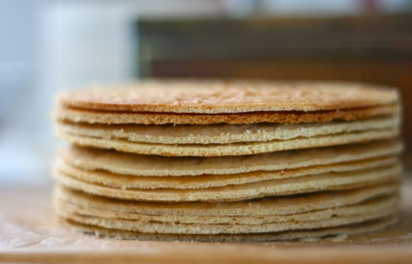 1. Этап. Корж для Медовика: 5. Оставьте коржи для остывания, а тем временем сделайте любой крем для пропитки торта.