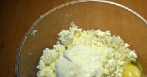 1. Этап. Запеканка из творога и вермишели: Добавьте перетертый через сито творог, сметану, яйца и соль.