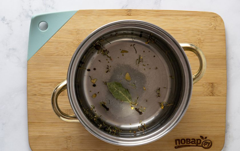 1. Этап. Пряные соленые помидоры: Вскипятите в кастрюле воду с сахаром, солью и всеми пряностями. Проварите 5 минут, в конце влейте яблочный уксус. Немного остудите рассол (минут 10-15), чтобы он остался горячим, но уже не был обжигающим.