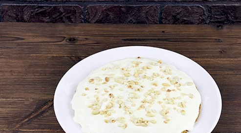 1. Этап. Торт Графские развалины со сметаной: Светлый корж смазываем кремом, а сверху посыпаем рублеными орехами.