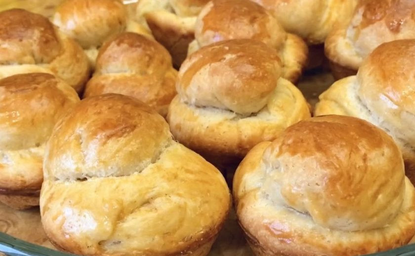 1. Этап. Булочки Бриошь на закваске: 7. Накройте их пищевой пленкой и оставьте при комнатной температуре на 1 час. Смажьте булочки яичным желтком с водой. Отправьте в разогретую до 190 градусов духовку на 15-20 минут. Слегка остудите булочки в форме, после чего выложите их на решетку. Приятного аппетита!