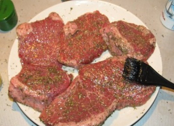 1. Этап. Стейк из мраморной говядины: Смажьте оливковым маслом.