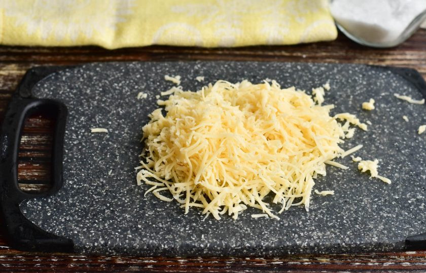 1. Этап. Мясо по-здоровски: Сыр натрите на мелкой терке.